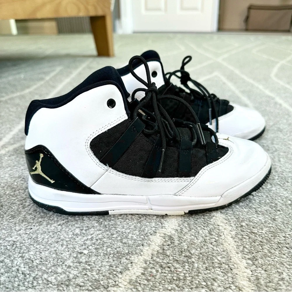 Jordan Max Aura White Black Kids 3Y High Top Sneakers